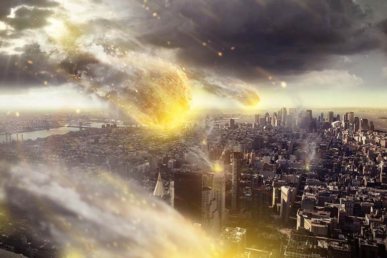 Imagen de tremendo maremoto y gran bola de fuego que destruyen una gran ciudad ciudad en el fin del mundo