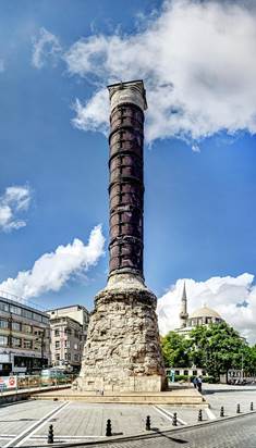 Fotografía de la Columna de Constantino como existe hoy día en Estambul, imagen ilustrativa para el estudio sobre Sanada la herida mortal que recibió el Imperio Romano en el siglo III.