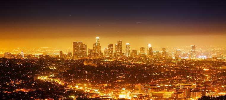 Fotografía panorámica de Los Ángeles de noche, en cuyos cielos lleno de tanta contaminación lumínica apensas se vean siquiera unas pocas estrellas.