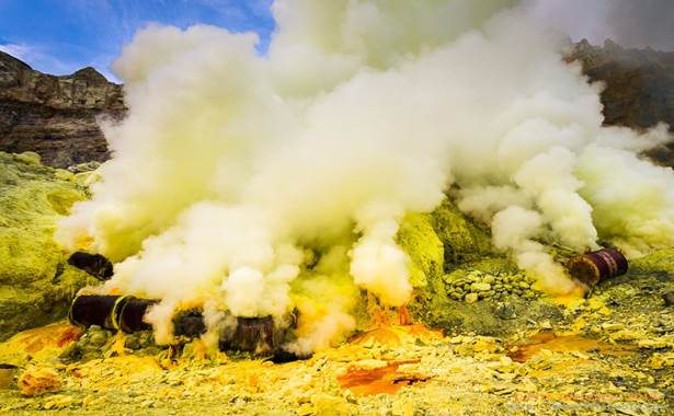 Fotografía de campos donde arde el azufre formándose nubes de humos tóxicos, ilustración para las Tres plagas de la Sexta Trompeta.