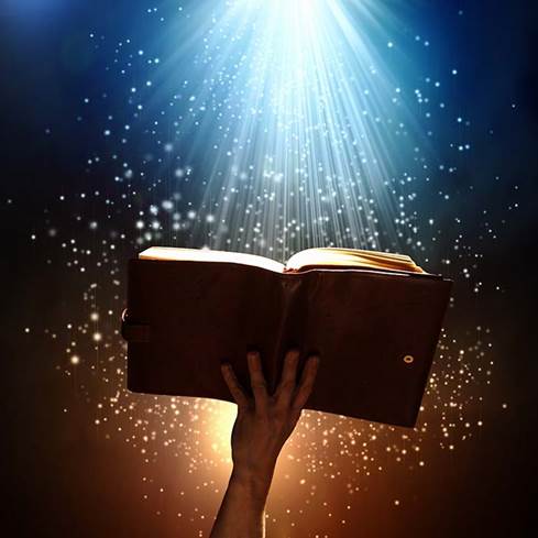 Imagen de una mano que sostiene una Biblia abierta iluminada por fuertes rayos blancos de luz celestial que representan las profecías orientadoras de los Dos Testigos de Apocalipsis.