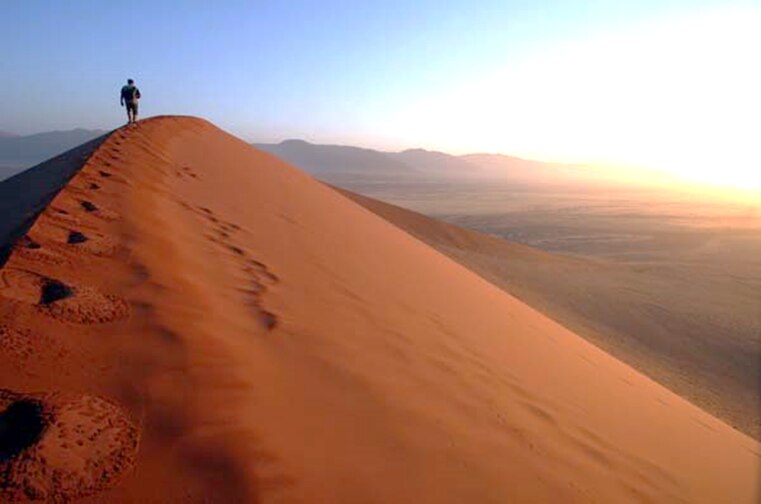 Buscando agua en el desierto en el desierto para bautizarse por inmersión para perdón de pecados, tal cual enseñan Dios, Jesucristo y el Espíritu Santo en el Nuevo Testamento. 
