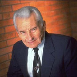 Una fotografía del evangelista pentecostal cuando ya anciano y medio encorvado.