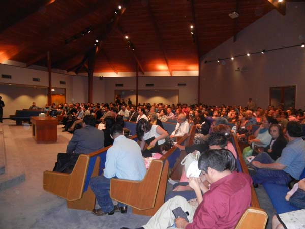 Vista de la audiencia presente para una de las conferencias del Seminario Bíblico de Houston, obra de la Iglesia de Cristo.