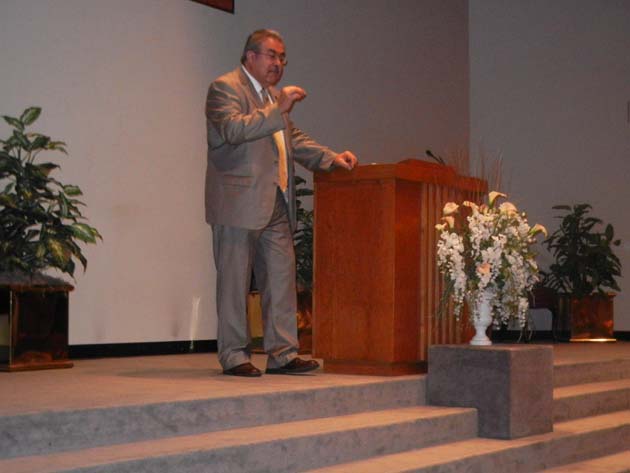Bro. Edilfonso Rodríguez, of Corpus Christi, Texas, presented the three evening conferences of the Seminario Bíblico Houston de Abril, 2'015.
