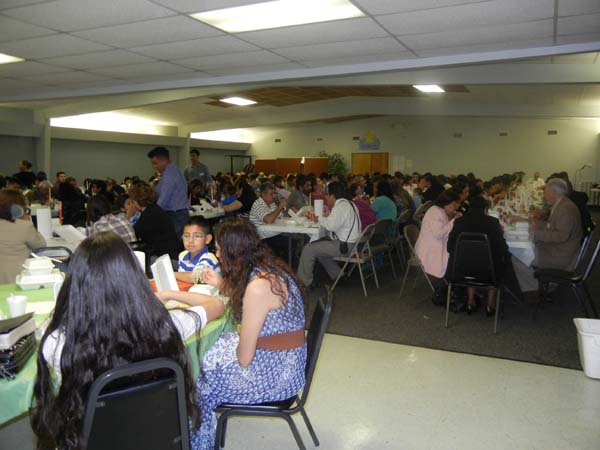 Los concurrentes al Seminario Bíblico de Houston desayunan, almuerzan y cenan juntos, en hermosa y edificante unidad cristiana. 
