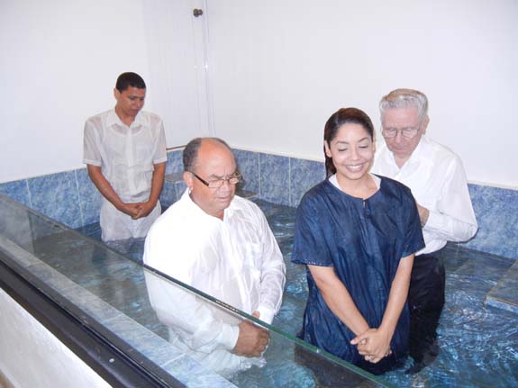 Christie expresses her joy of salvation as Alfonso Estrella, on the left, leads us in prayer after her baptism and that of Juan Carlos.