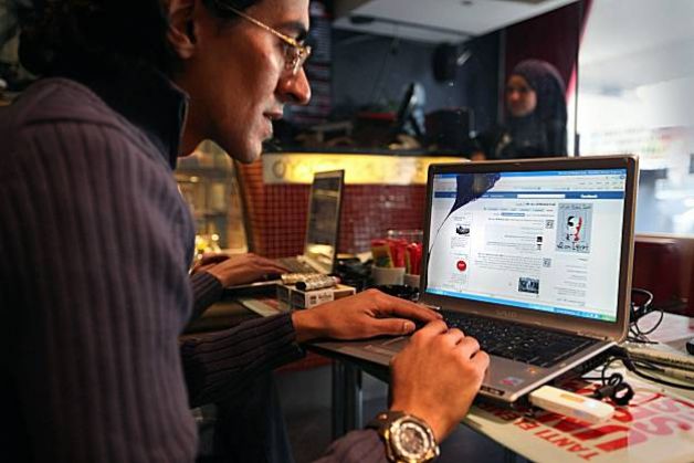 Esta fotografía de un varón utilizando su computadora para estudiar ilustra Documentos principales de editoriallapaz.