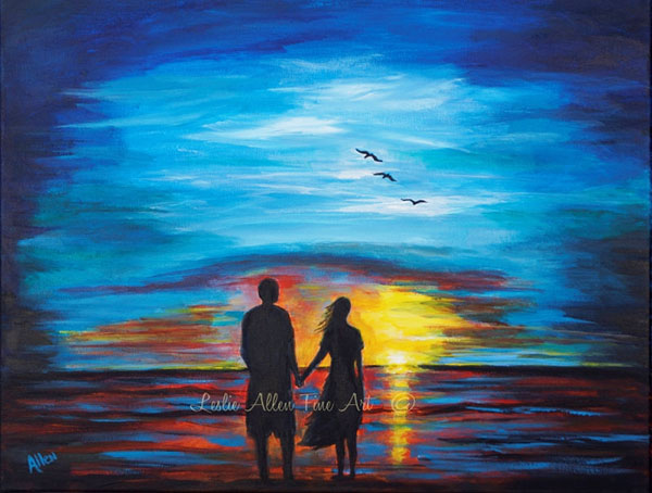 Un hombre y una mujer, tomados de la mano, contemplan la puesta de sol en el horizonte del mar mientras vuelan tres gaviotas por los cielos, abstracto que ilustra el tema ¿Me puedes decir lo que es el amor?, artículo en editoriallapaz.org. 