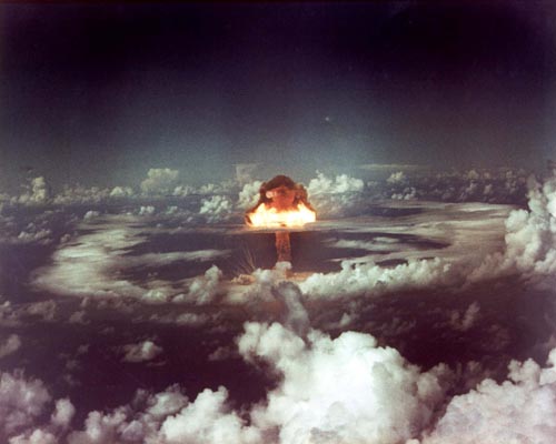 Explota una bomba termonuclear sobre Hiroshima, Japón, en el año 1945, destruyendo totalmente aquella ciudad grande y matando a decenas de miles de seres humanos. Esta devastación masiva la causa la explosión de átomos.