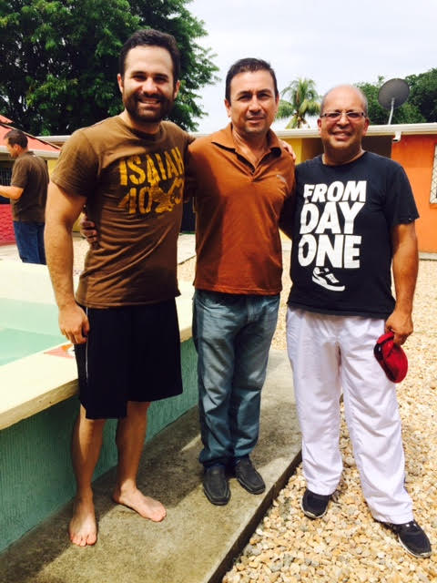 Esta fotograf'ia es de dos predicadores de la iglesia de Cristo en Venezuela y un varón deseoso de bautizarse para perdón de los pecados.
