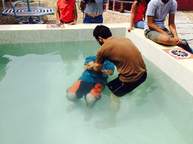 Un varón es bautizado por inmersión en Barinas, Venezuela por un predicador de la iglesia de Cristo.
