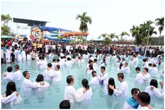 Más de tres mil bautizados en un solo día, fotografía que nos ayuda a visualizar el bautismo de casi tres mil en pentecostés.