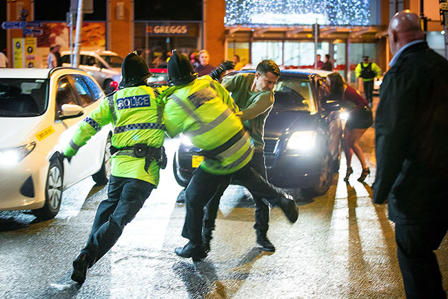 Fotografía tomada antes de la famosa fotografía “La creación de Manchester, Inglaterra”: la policía interviene con uno de los dos parranderos borrachos que se enfrascaron en una refriega.