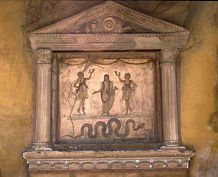 En un hogar antiguo romano se encuentra este altar dedicado a tres dioses.