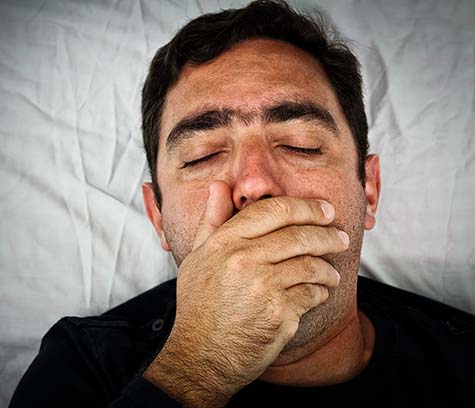 Esta fotografía de un varón enfermo ilustra el tema Más allá de su sufrimiento, en editoriallapaz.