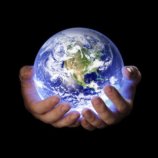 Esta gráfica del planeta Tierra sostenido en dos manos contra un trasfondo negro ilustra la Compilación 1 de Guías para clases bíblicas, en editoriallapaz.org.