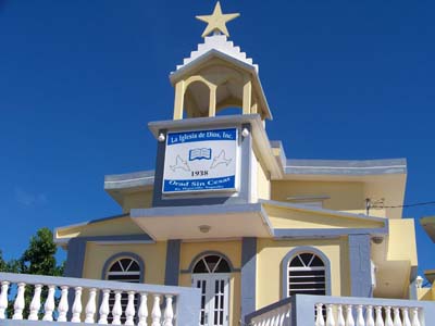 En Puerto Rico, templo de una iglesia de corte pentecostal que guarda celosamente algunos estatutos y ordenanzas del “antiguo pacto” dado en el monte de Sinaí solo al pueblo terrenal de Israel.