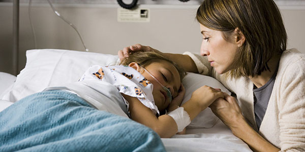 Esta fotografía de una madre con su hija enferma en un hospital ilustra el artículo Algunas reflexiones sobre el sufrimiento y muerte de niños inocentes, en editoriallapaz.