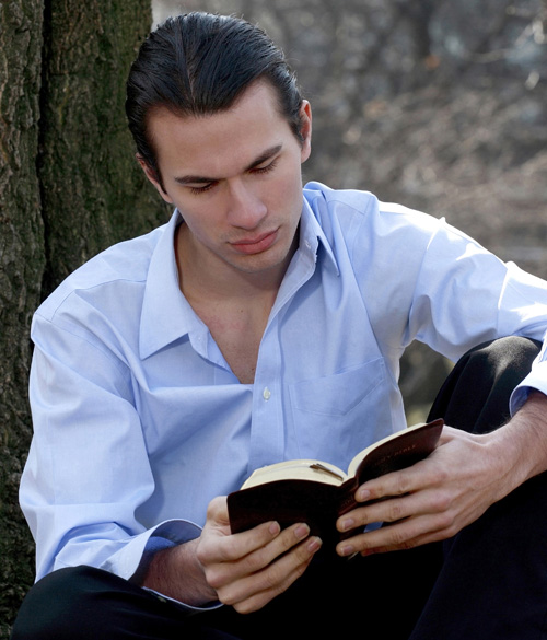 Este varón adulto joven estudiando la Biblia ilustra el tema Hágase ministro o maestro fiel del nuevo pacto de Cristo, estudio en editoriallapaz.org.
