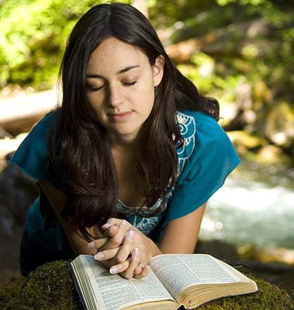 Esta fotografía de una dama joven que está leyendo la Biblia ilustra el tema La iglesia ideal, según Dios, en editoriallapaz.