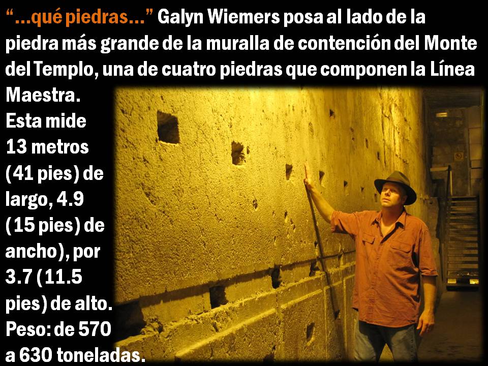 En la fotografía, el Sr. Galyn Wiemers posa al lado de la piedra más grande de la muralla de contención del Monte del Templo, una de cuatro piedras que componen la Línea Maestra.