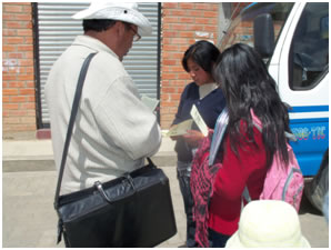Bro. Juan López Puente, evangelist of the church of Christ, presents the gospel to two young ladies in El Alto, Bolivia.