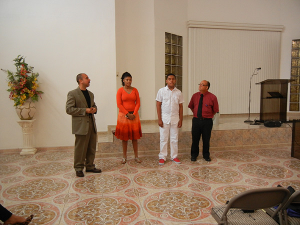 Bayamón, Puerto Rico church. Sunday, March 31, 2013. Rodolfo Báez and Bianca Piña respond to the invitation, requesting to be baptized. On the left, Jorge Ginés, who preached that morning, and on the right, Alfonso Estrella, one of the six leaders of the congregation. 