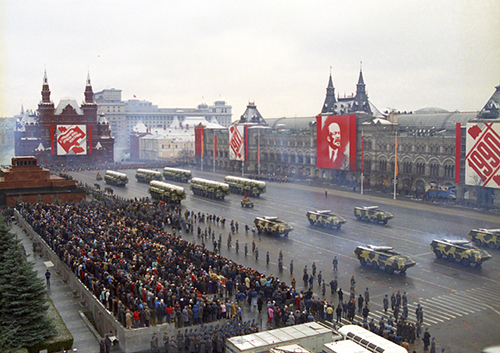 Una fotografía del poderío militar de la Unión de Repúblicas Socialistas Soviéticas ilustra el tema La señal para tiempos modernos del séptimo rey-reino-bestia, en editoriallapaz.org.