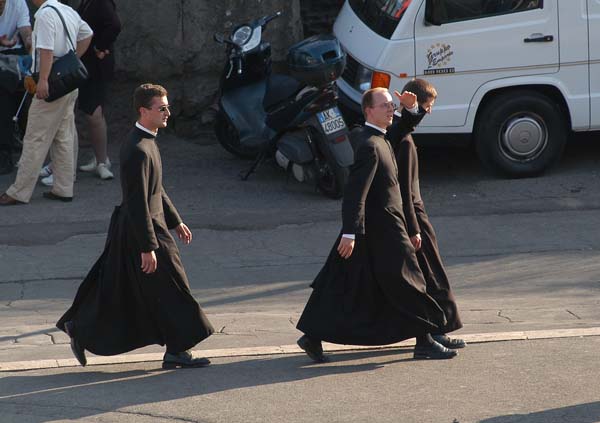 Sacerdotes católicos romanos camina por una calle en Roma, ilustración para Cánones de la Iglesia Católica Romana sobre delitos sexuales del clero.