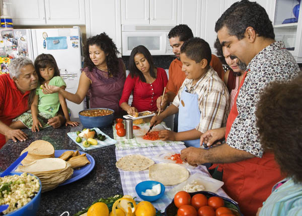 Esta fotografía de una familia extendida preparando alimentos ilustra el sermón interactivo Hijos, nietos y biznietos, en editoriallapaz.org.