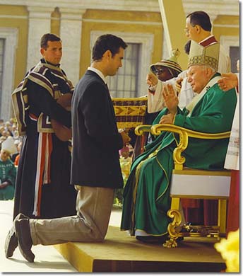 Un varón joven se arrodilla ante el Papa católico romano en esta fotografía que ilustra el tema Sincera fidelidad a Cristo, en editoriallapaz.