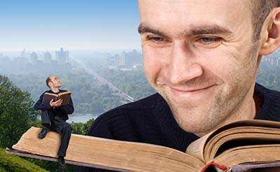 Un varón sonriente mira hacia otro varón en miniatura sentado sobre una biblia abierta, contra el trasfondo de campos y una ciudad, componen esta gráfica para el Intercvambio entre el pastor pentecostal Osvaldo y Homero.