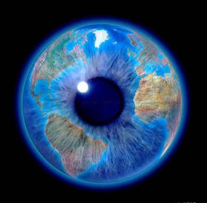 Una creación artística digital del planeta Tierra reflejada en el iris de un ojo humano.