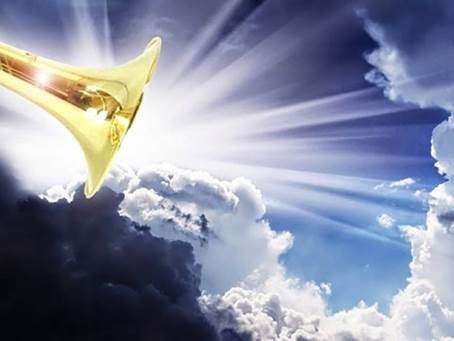 Una pintura artística de la boca de una trompeta dorada grande contra un trasfondo de cielos azules con nubes blancas y negras, y rayos blancos, en representación de la Trompeta de Dios.