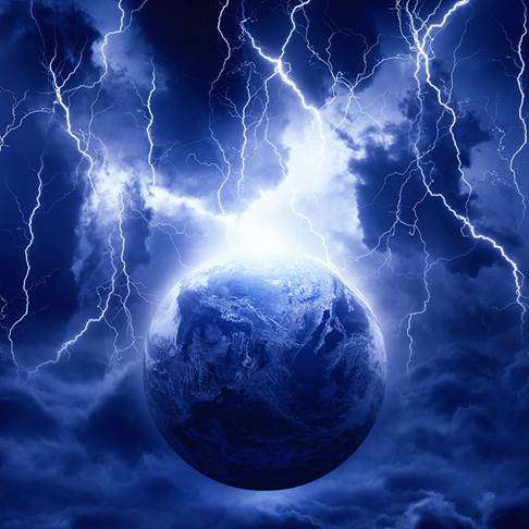 Una creación digital artística abstracta del globo terráqueo azotados por potentísimos rayos blancos contra un trasfondo del espacio, todos en tonalidades de azul, gris y blanco.