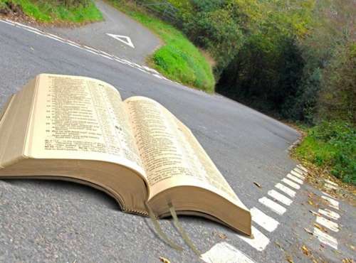 Una imagen de un camino ancho que conduce a un túnel oscuro y un camino angosto que sube por la falda de una montaña hacia arriba, sobrepuesta una Biblia grande abierta..