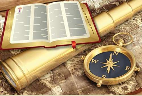 Una fotografía de una Biblia abierta que descansa sobre un telescopio dorado, con una brújula al lado.
