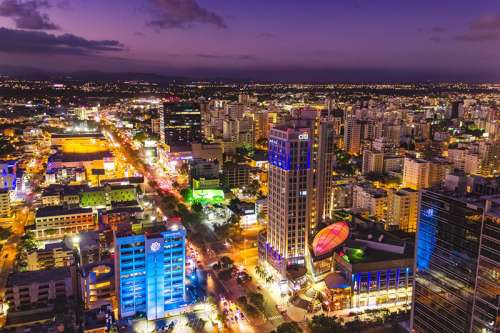 Santo Domingo, República Dominicana, de noche, fotografía que ilustra la Página del Directorio de Iglesias de Cristo en la República Dominicana, en editoriallapaz.org.