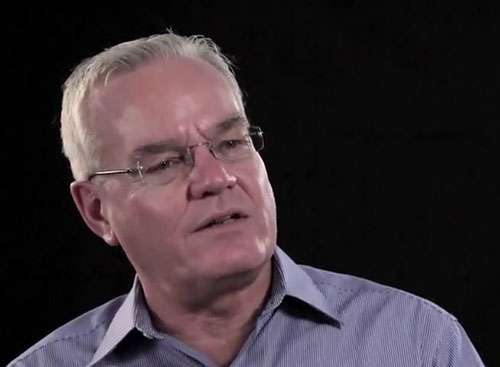 Bill Hybels, fundador de la iglesia comunitaria Willow Creek, Chicago (Palatine), Illinois, renuncia sus puestos a consecuencia de múltiples acusaciones contra él por mujeres que lo denuncian por acoso sexual, incluso adulterio, fotografía que ilustra el estudio Crecimiento: ¿el paradigma de iglesia comunitaria o el paradigma de Dios?, en editoriallapaz.