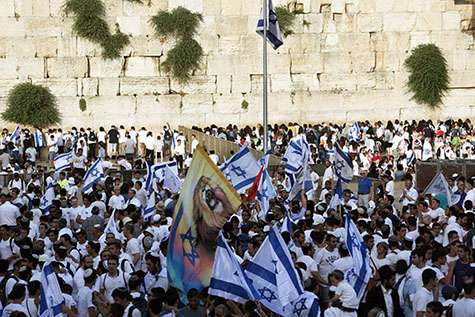 Esta fotografía de una multitud de judíos frente al muro de las lamentaciones en Jerusalén, los qe celebran la liberación de la ciudad de manos de los gentiles en 1967, ilustra el tema Las señales de los tiempos actuales para judíos y gentiles en editoriallapaz.