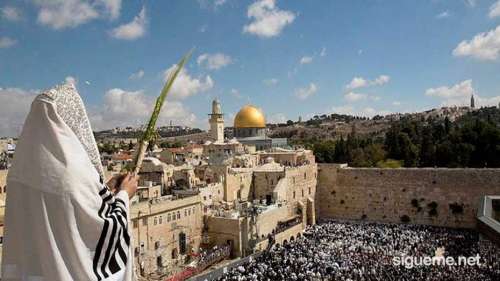 Un varón judío que viste una kippah se para en un edificio arriba de una muchedumbre congregada ante la Muralla Occidental, o Muralla de los Llantos, fotografía que ilustra el tema Los judíos de hoy día: ¿perdiéndoselo?