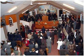 Una fotografía de un templo religioso atestado de pastores y pastoras ilustra el tema Vendrá tiempo cuando... se amontonarán maestros conforme a sus propias concupiscencias.