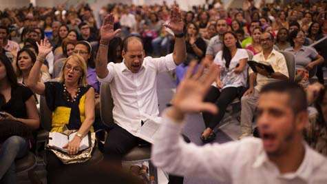 Una fotografía de una multitud de oyentes pentecostales que tienen comezón de oír mensajes que satisfagan sus concupiscencias y deseos desordenados de bienes materiales, salud y sexo.