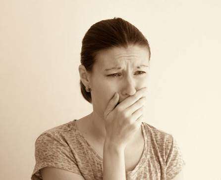 Esta fotografía de una dama cuyo rostro muestra dolor, angustia y quizás temor ilustra el tema Más allá de su sufrimiento.